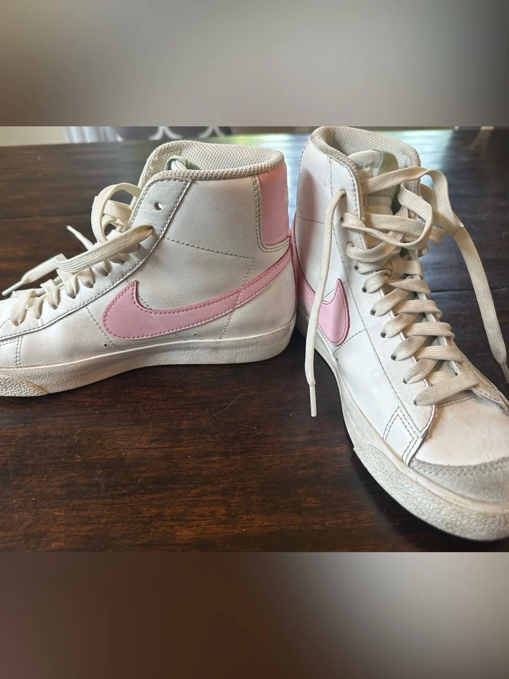 Kids High-Top Sneakers with Pink Swoosh